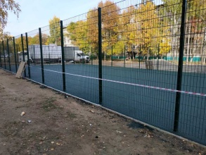 Забор на спортивную площадку 40 метров фото в Загорянском