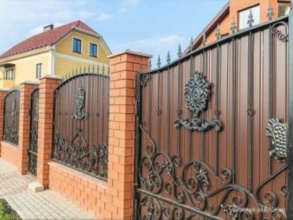 Кирпичный забор с ковкой  150 метров фото в Загорянском