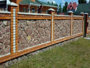 Кирпичный забор с камнем 12 метров фото в Загорянском