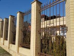 Кирпичный забор с ковкой  10 метров фото в Загорянском