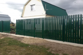 Забор из евроштакетника на ленточном фундаменте 70 метров фото в Загорянском